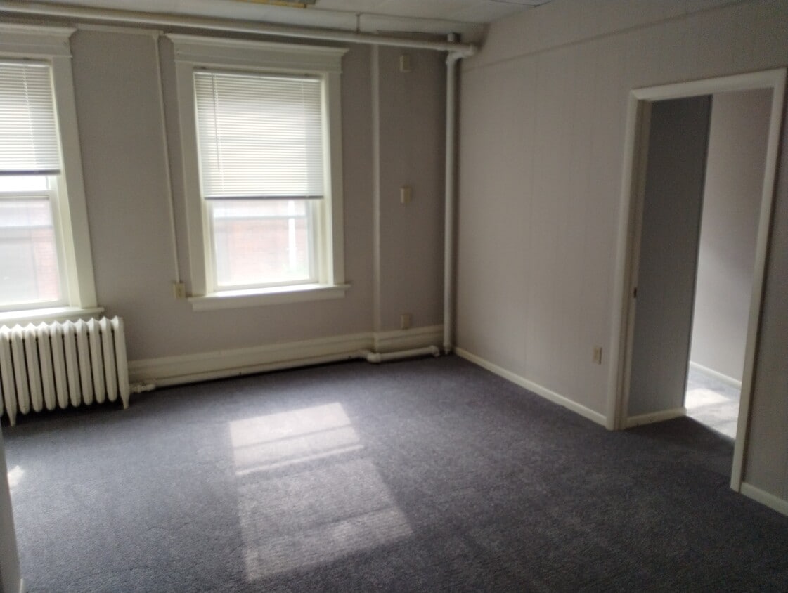 Building Photo - 106 E Market St