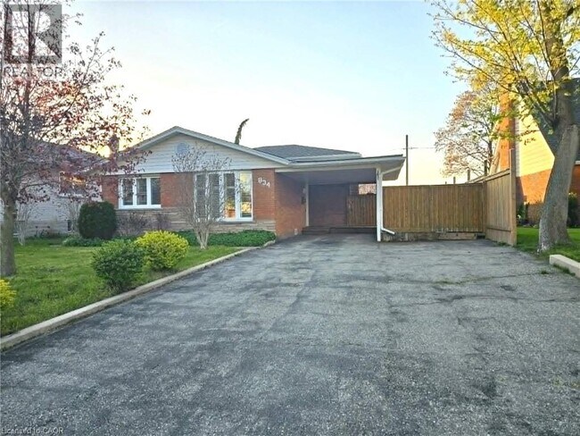 Photo du bâtiment - 834 Westminster Dr S