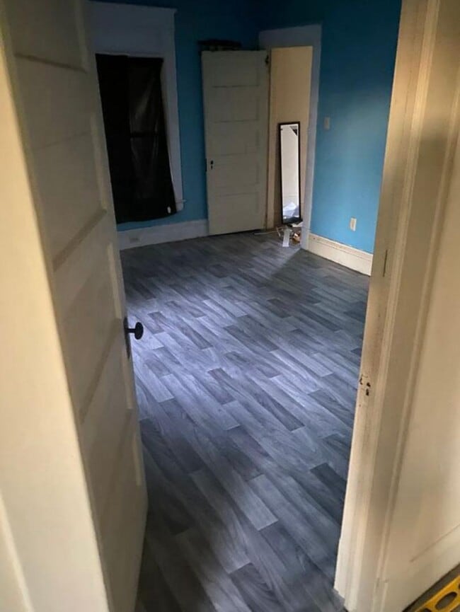 Building Photo - 384 Meek St