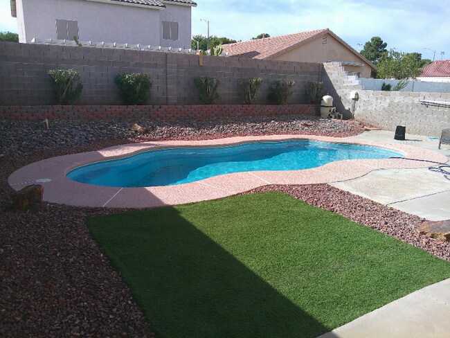 Foto del edificio - 973 Cedar Pines St