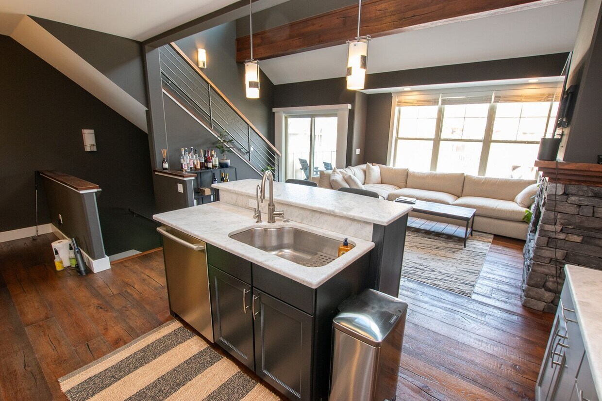 Foto principal - Experience Elevated Living in This Stunnin...