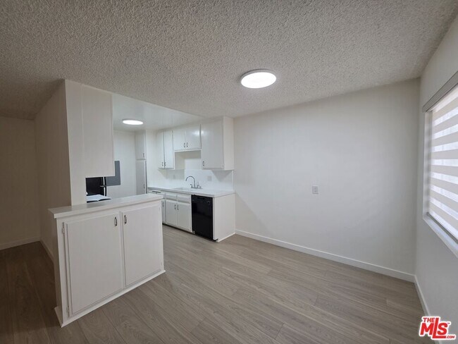 Foto del edificio - 10815 Rose Ave