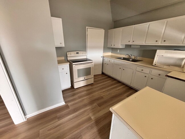 Foto del edificio - 3 bed 1 bath