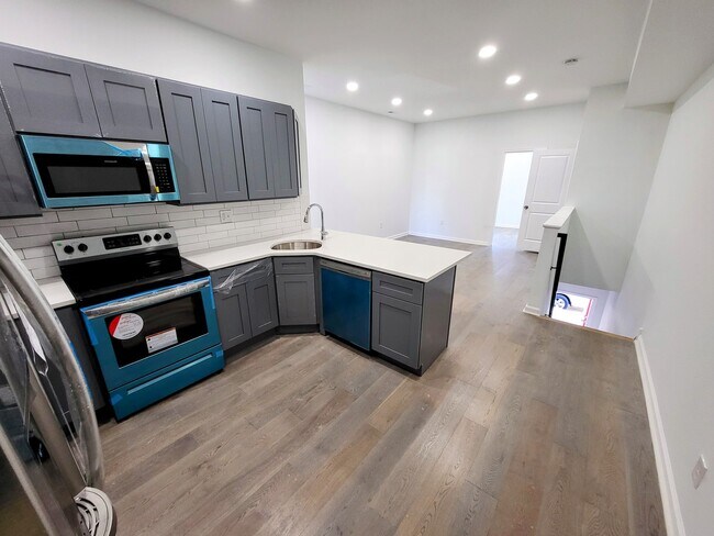 Building Photo - 1218 West Airdrie Street, Unit 2