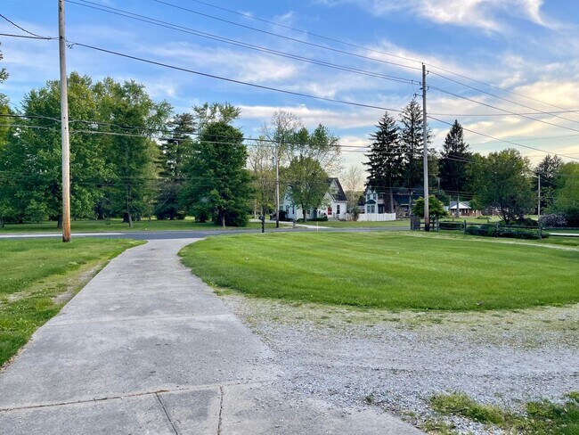 Foto del edificio - Move-In March & Get 50% Off Your First Month! Charming 2-Bed Northside Home!