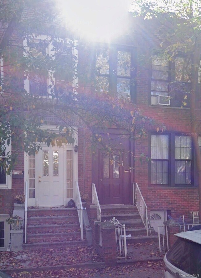 Building Photo - 85 Louisa St