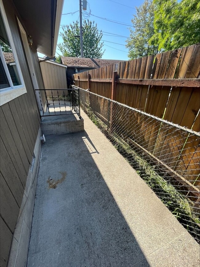 Building Photo - Move in apartment in quiet complex