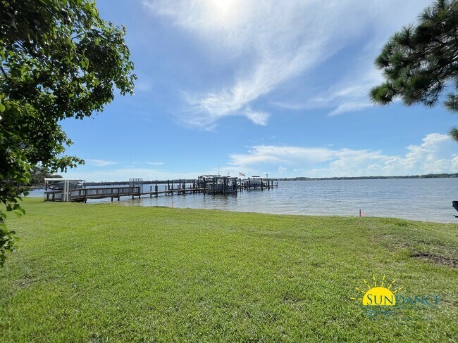 Foto del edificio - Stunning 3 Bedroom Townhome in Shalimar!