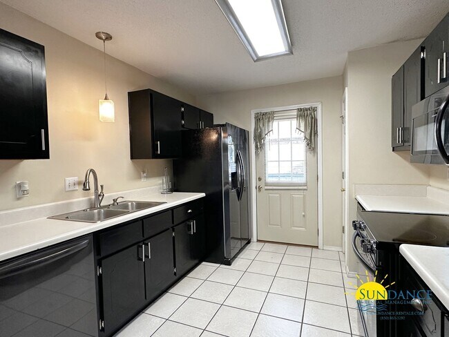 Foto del edificio - Spacious 3-Bedroom Home in FWB in between Eglin & Hurlburt Bases!