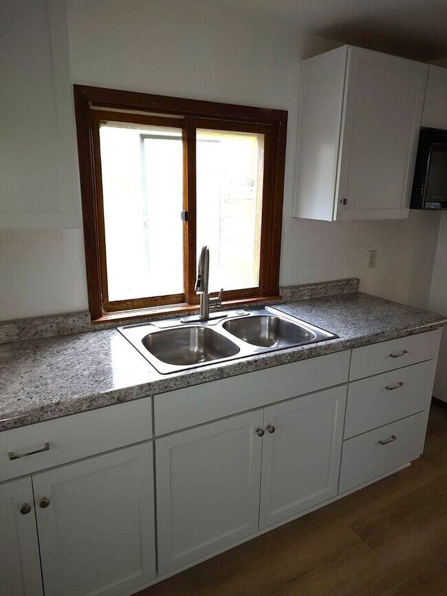 Building Photo - FOR RENT- 7 6th St in Oelwein 1 bedroom ho...