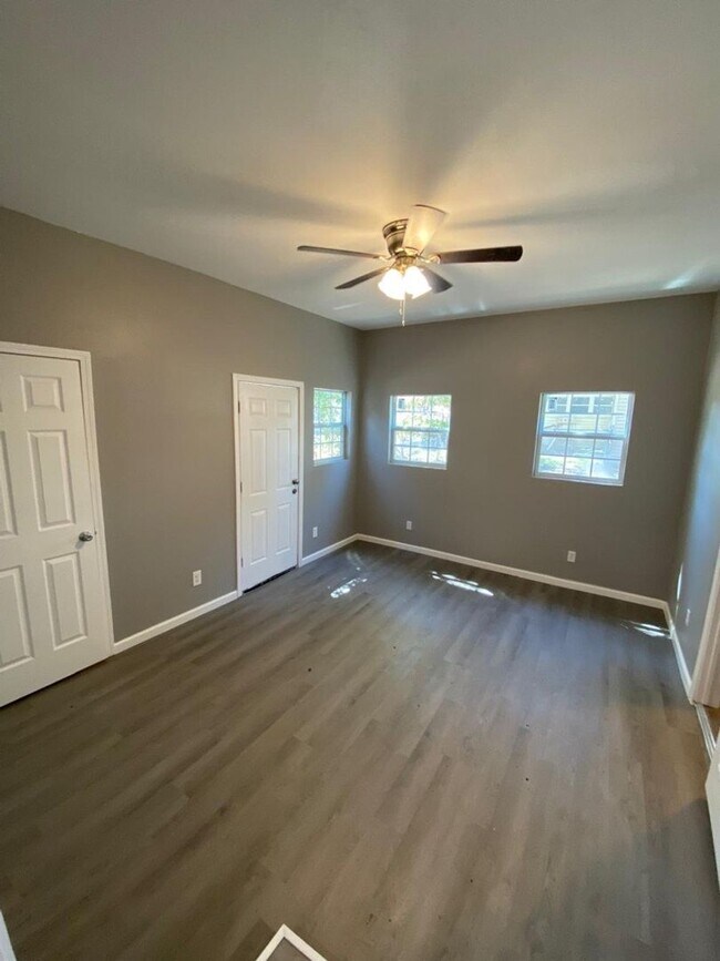 Foto del edificio - COMPLETELY REMODELED 2 bedroom/1 bath duplex AVAILABLE NOW!