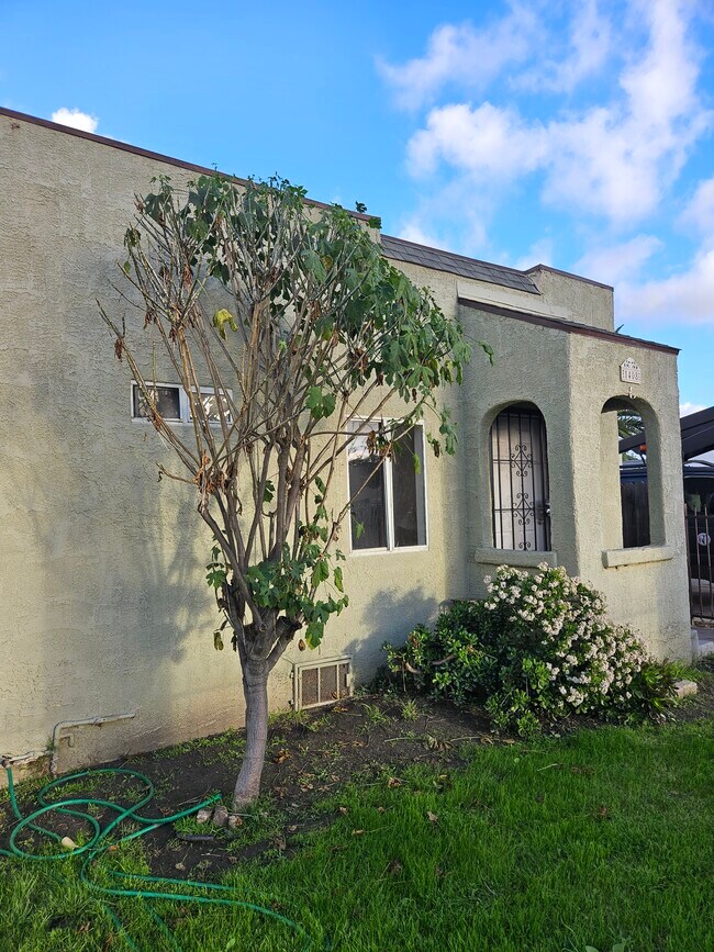 Building Photo - 1408 N Willowbrook Ave
