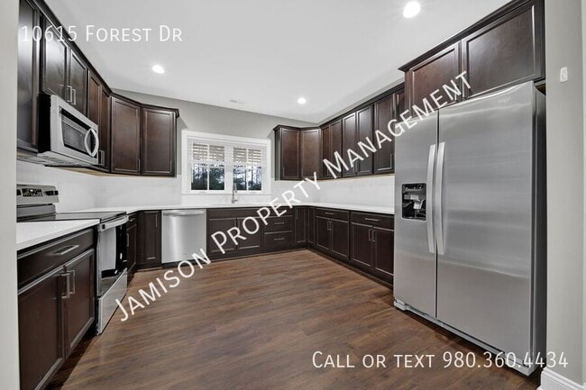 Building Photo - 10615 Forest Dr