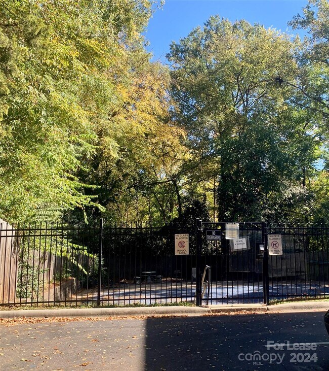 Foto del edificio - 4921 Park Rd