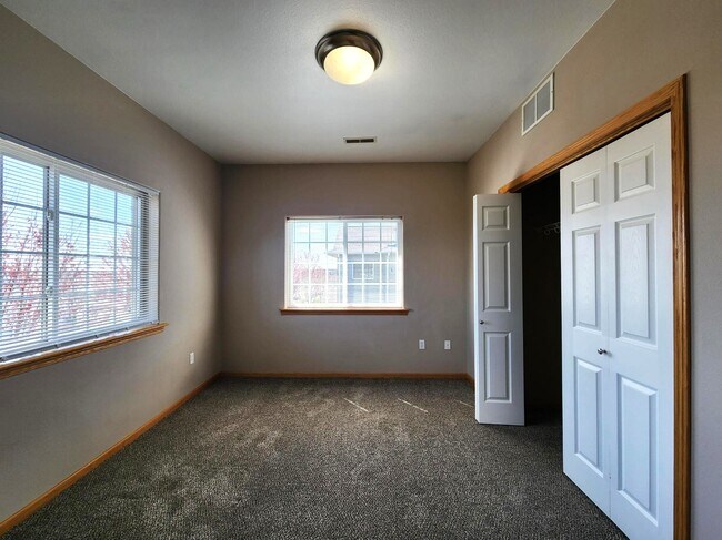 Foto del edificio - 2190 W Lake Rd