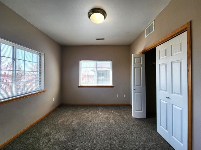 Foto del edificio - 2210 W Lake Rd