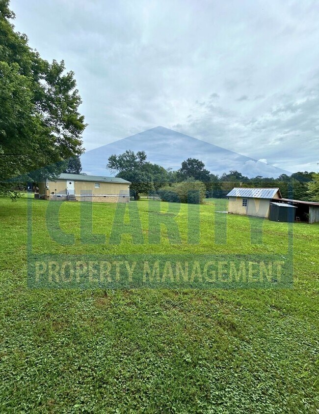 Foto del edificio - Charming 3-Bedroom with Large Yard