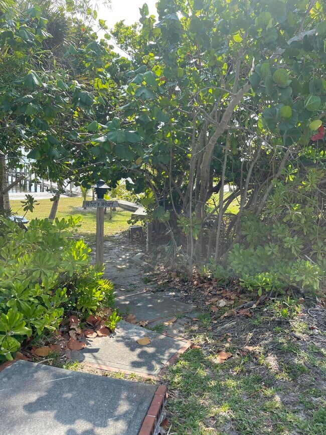 Foto del edificio - 4680 NE Indian River Dr