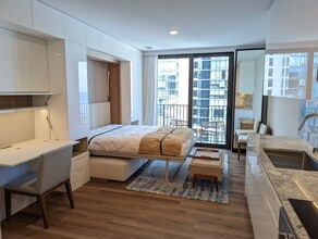 Building Photo - 987 Queen St