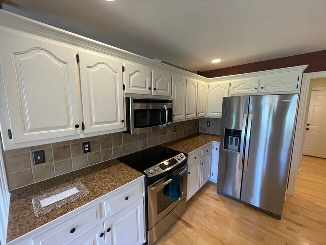 Building Photo - Very spacious 3 bed 2 bath 3 car garage!  ...