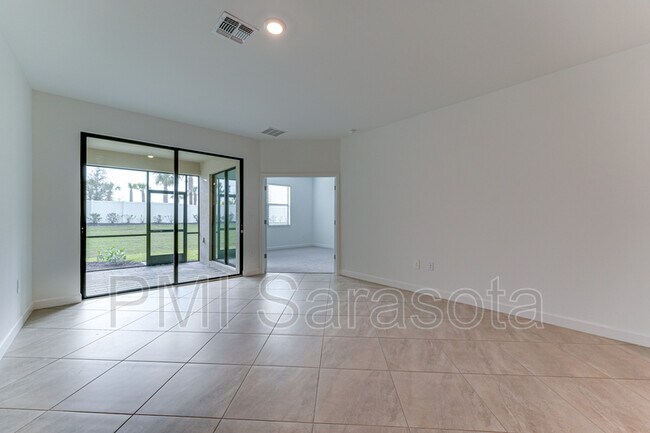 Foto del edificio - 16028 Sunny Day Dr