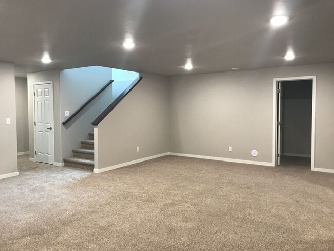 Building Photo - Single family 5 bedroom home