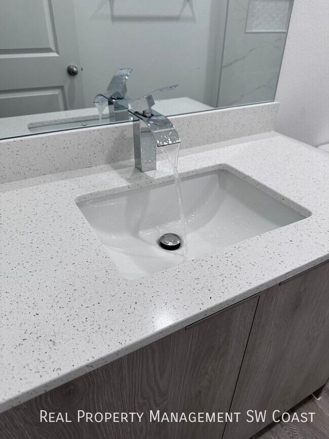 Building Photo - 1263 Hillcrest St E