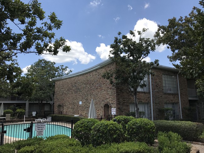 Great location gated apartments - 2121 Fountain View Dr