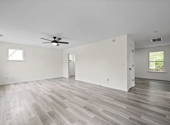 Foto del edificio - 4 Bedroom Home with Main-Level Primary and Fenced Backyard