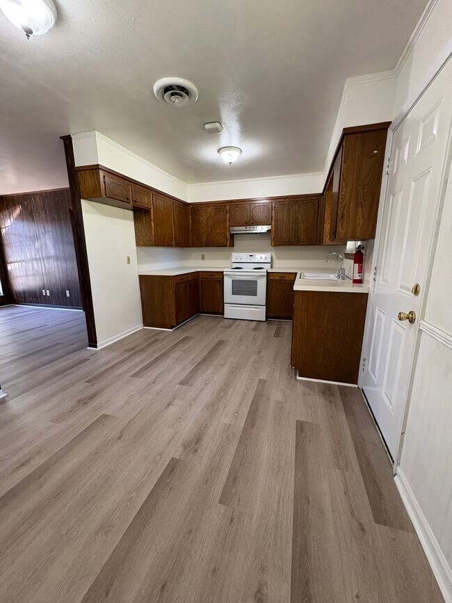 Foto del edificio - Gorgeous 4 bedroom/1.5 bath house with Central Air & Heat