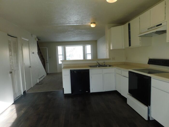 Primary Photo - 2 Bed 1 Bath Apartment Centrally Located i...