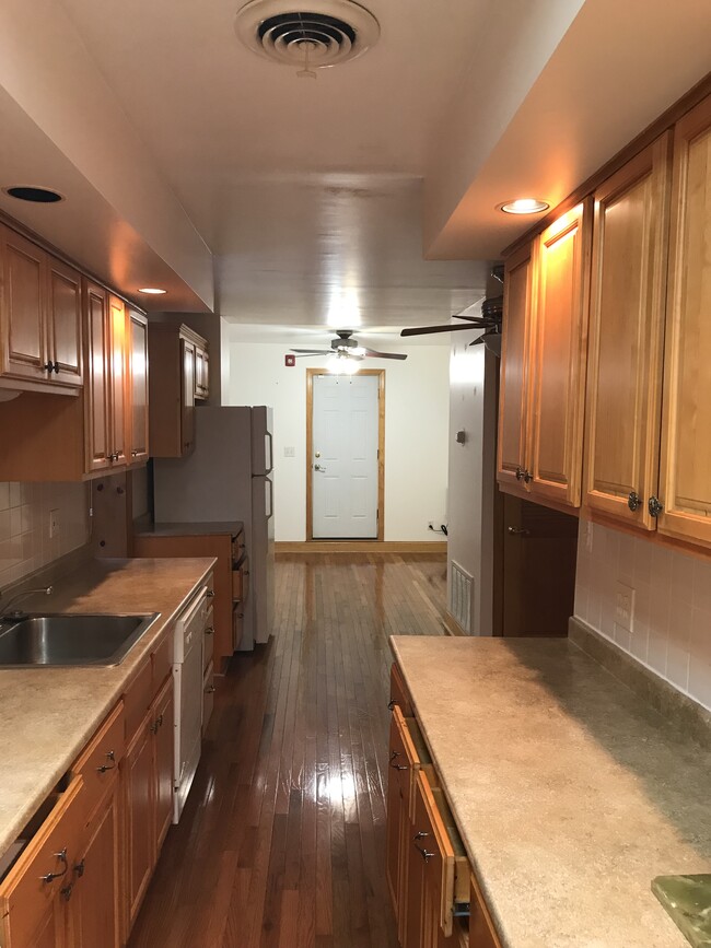 Vista desde la cocina a la sala de estar. - 2635 W Girard Ave
