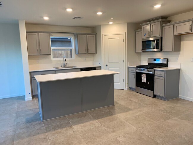 Foto del edificio - A Must see!  Apply to schedule viewing