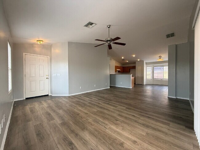 Foto del edificio - Spacious 4-Bedroom Home with Large Backyar...