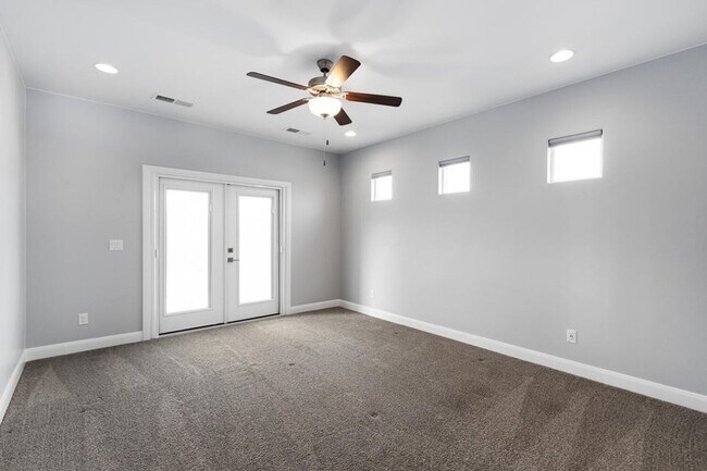 Foto del edificio - Spacious Living in this 5 Bedroom Home!