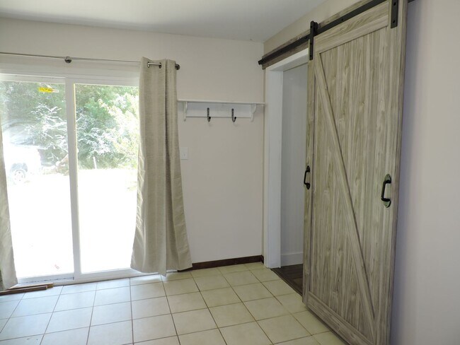 Building Photo - Convenient to schools, shopping & interstate.