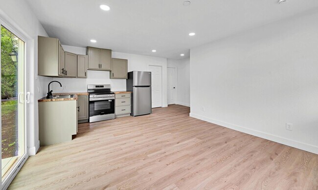 Foto del edificio - Newly remodeled 3 bedroom/2 baths coming s...