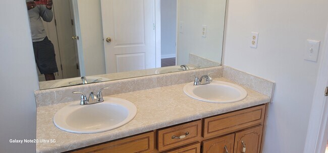 Foto del edificio - 858 Pine Shoals Dr