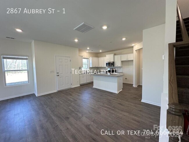 Building Photo - 2867 Aubrey St