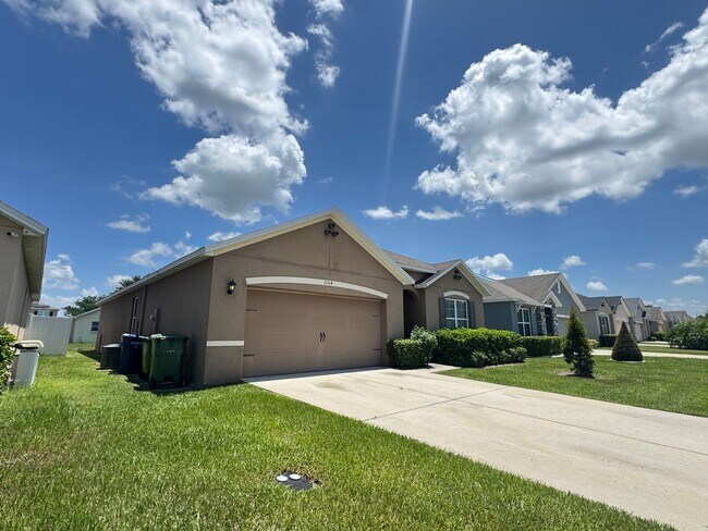 Foto del edificio - Beautiful 4 Bedroom 2 Bathroom Home in Winter Haven!