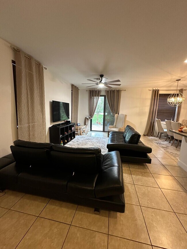 Foto del edificio - 4879 NW 55th Pl