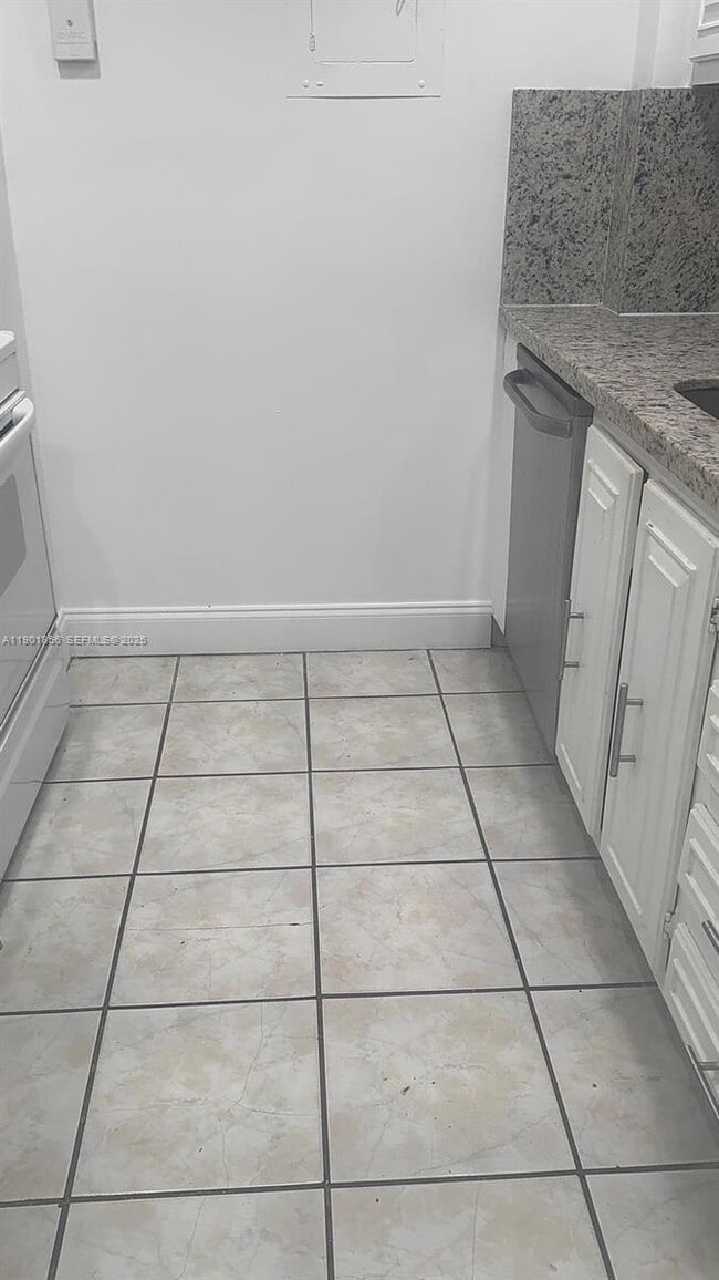 Foto del edificio - 2450 NE 135th St