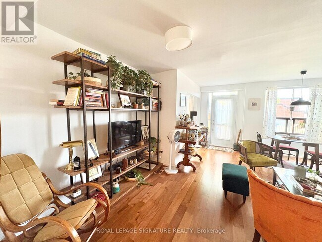 Photo du bâtiment - 740 Eglinton Ave W