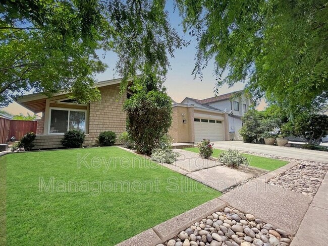 Foto del edificio - 2261 Plummer Ave