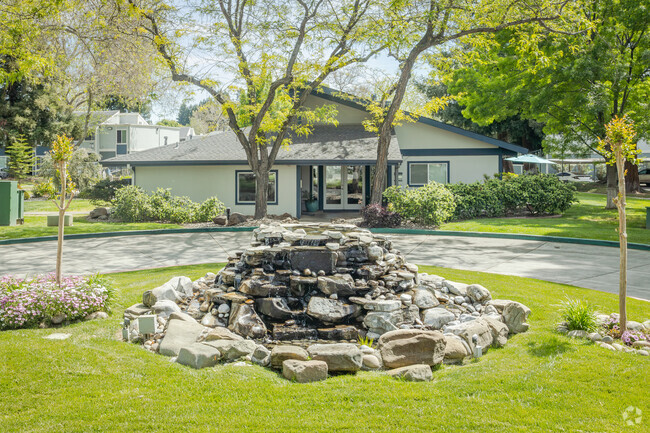 Entrada del edificio - Glenbrook Apartments