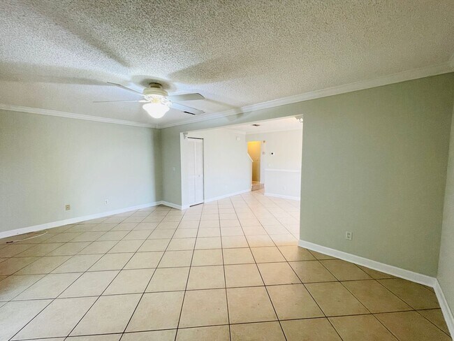 Building Photo - Gorgeous 3 Bedroom, 2 Bathroom Home in Win...