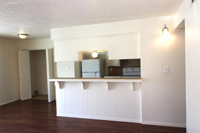 Foto del edificio - 1325 Glen Oaks Ct