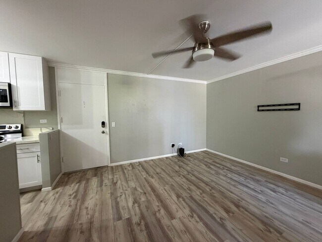 Foto del edificio - Newly Renovated 2-Bedroom in Kalihi | Lanai + Parking