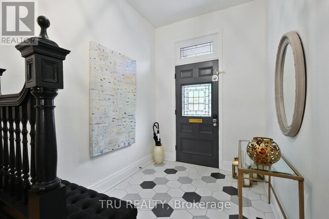 Building Photo - 529 Besserer St