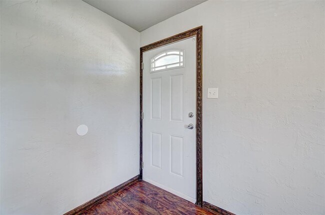 Foto del edificio - 2132 N Kelham Ave